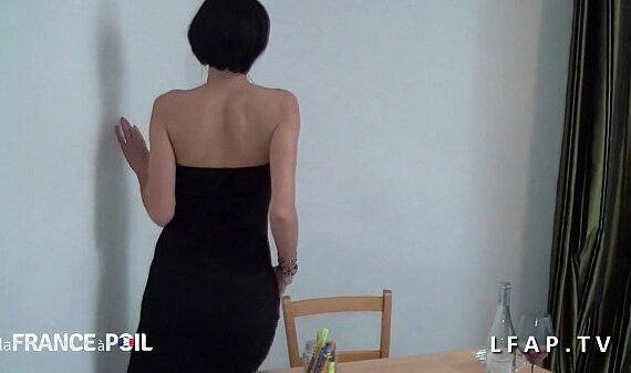 Une bonne mere francaise se touche pour faire grimper la temperature