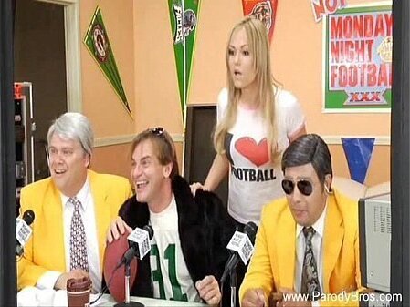 Teen Cheerleader Fucks Quarterback