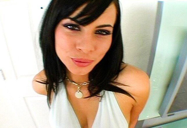 She gets facialed then swallows