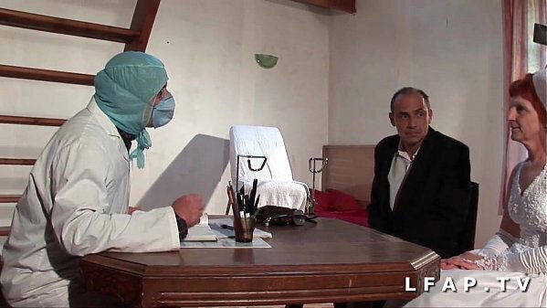 vieille mariee fait defoncee chez gyneco trio avec mari