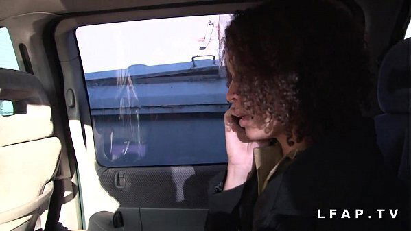 Jeune femme fontaine metisse fait bouffer ramoner chatte bureau