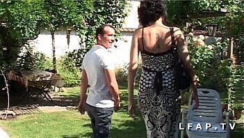 Amatrice francaise fait demonter dans jardin apres bonne