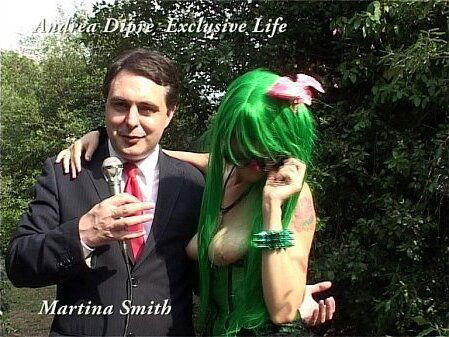 Martina Smith shows Andrea Dipr&egrave_