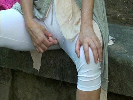 CLEO MASTURBA HACE PIS.MPG