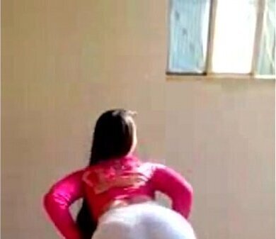 Jhennis dan&ccedil_ando funk chama &eacute_ fora comum[1]