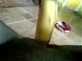 mujer masturba banano