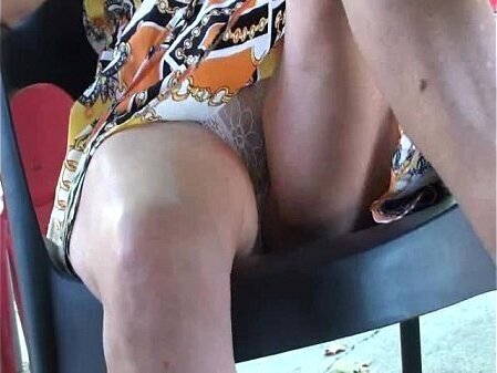 Public Upskir cafe.WMV