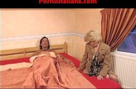 Vecchia troia scopa ragazzo cazzo enorme granny slut fuck