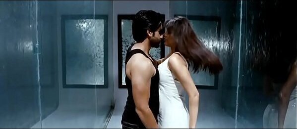 Kajal Aggarwal show-boobs shake slow motion