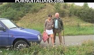 Pompini e pisciata sul prato - Blowjob and piss on the lawn