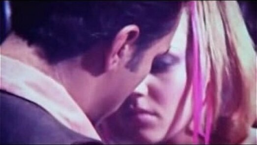 Gatinha safada metendo gostoso boate