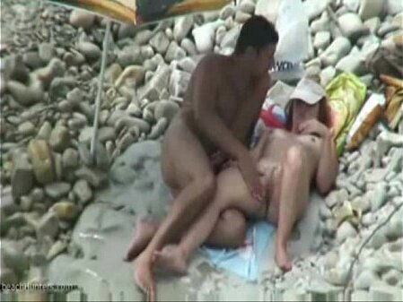 Casal safados divertindo praia www.tvbuceta.com