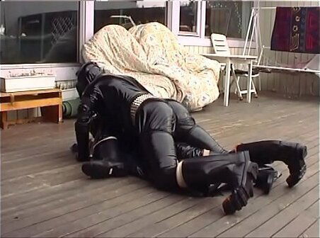 Roxina20030KinkyRubberOut150403XL.WMV