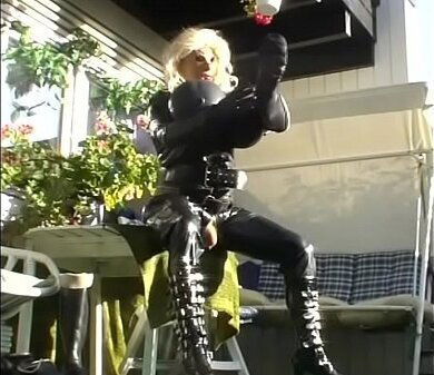 Roxina2005FinestRubberDollOutdoor151005.WMV