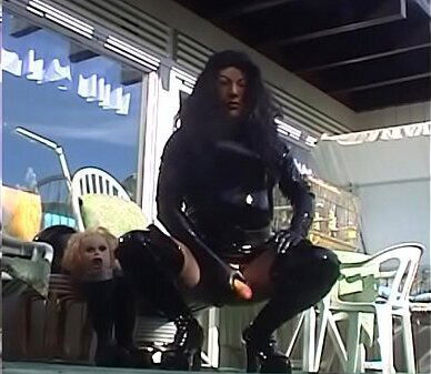 Roxina2004BikerBitchWithBalls250904XL.WMV