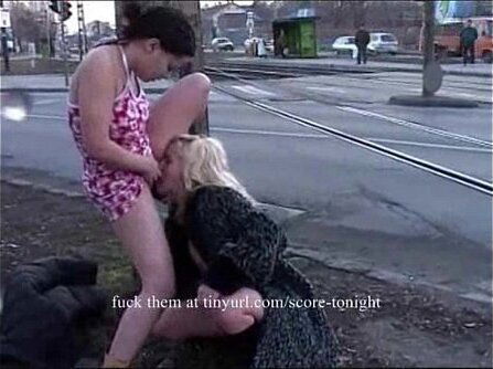 Deux lesbiennes pissent dessus