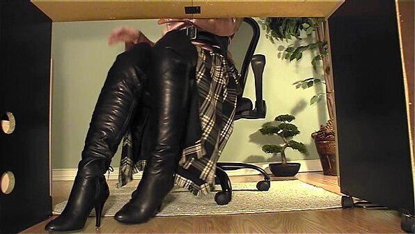 Underdesk black boots