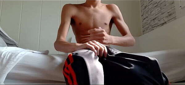 Branlette &eacute_jaculation d'_une bite 16cm d'_un jeune lache sperme jogging Adidas pr&eacute_f&eacute_r&eacute_