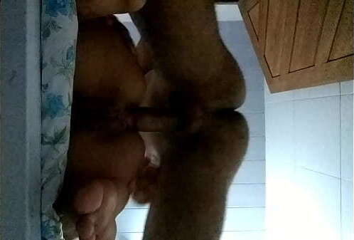 Arrombando cuzinho minha noiva, enchi porra!