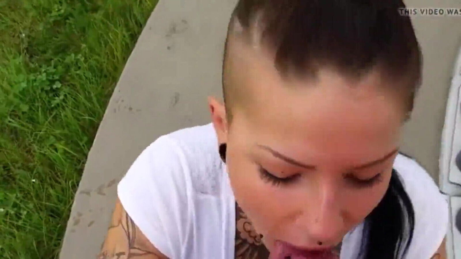 Tattoo-Schlampe.. lutscht kotzt Ficksuppe aus!