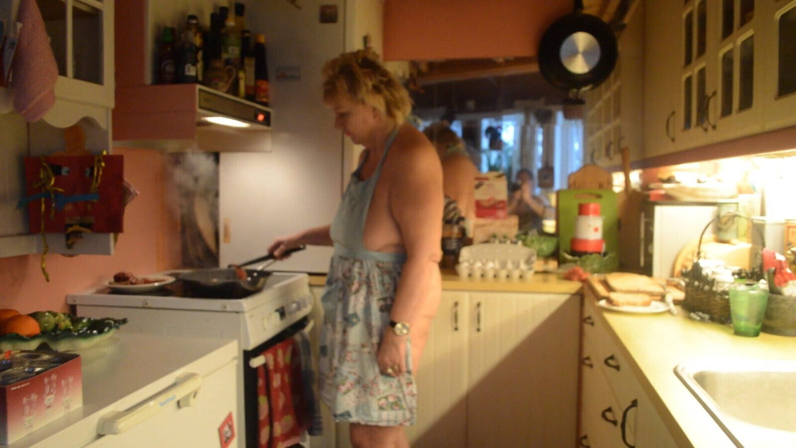 Goldenpussy nude food