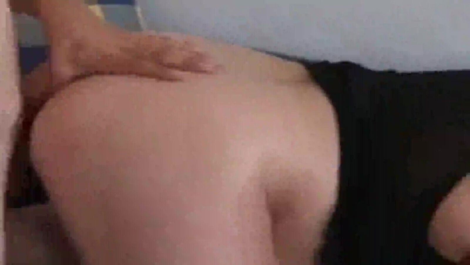 Luder.. dickem Bauch genagelt