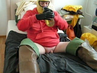 GS-FettUrin stinky rubber waders