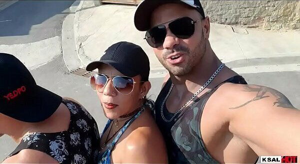 Ksal para praia curtir lual, tudo muita putaria bang, chegando casa safada Danny pedi piroca cuzinho, leva mais amigo