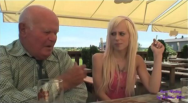 vecchio signore zoppo accompagnare casa giovane bionda