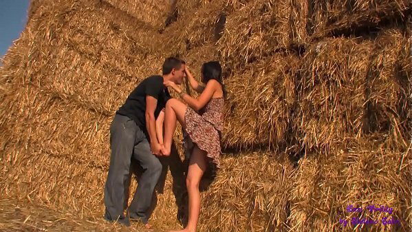 gonna corta giganti eccitano ragazzo scopa sulle balle fieno