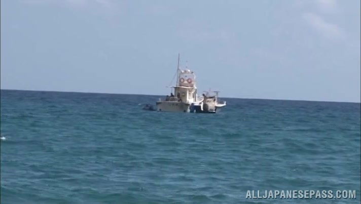 Ichigo Tominaga hot Asian model enjoys the beach