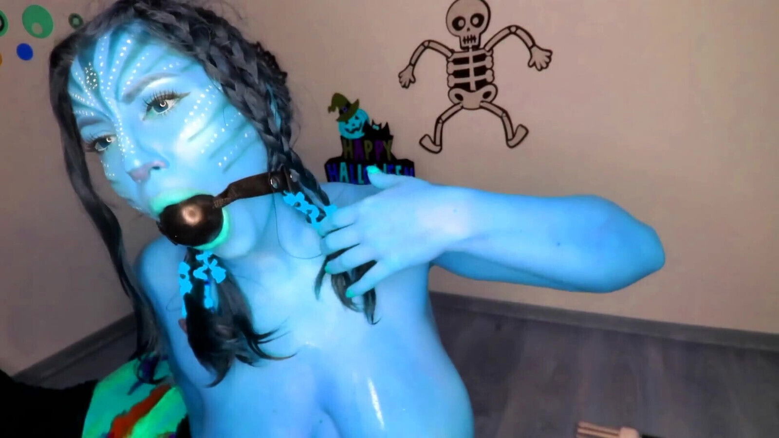 Na'vi trouble sucking nipples with gagball mouth