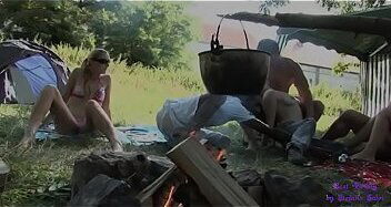 Il campeggio si trasforma in un orgia con grossi cazzi per giovani ragazze e donne mature