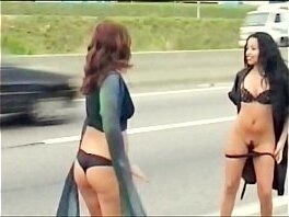 Duas Gatas Mostrando Tudo numa Rodovia muito Movimentada