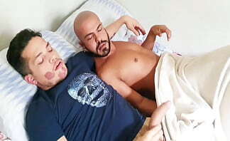 Dormir amigo acordei levando cuzinho