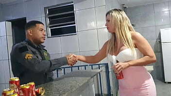 Policial flagra final de festinha na quarentena e para n&atilde_o serem presos o marido oferece a esposa gostosa pra uma sacanagem - Ines Ventura - Leo Ogro