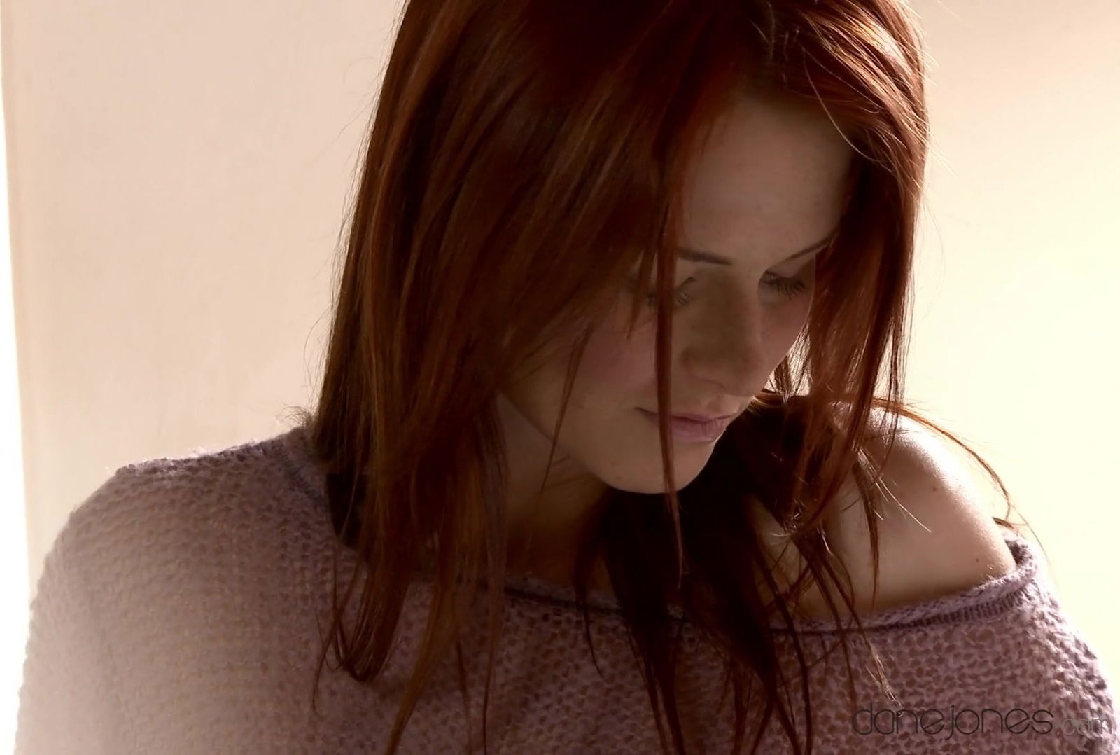 Solo redhead cutie Paula Donaldson loves pleasuring her pussy