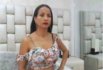 awesome girl show balck braaaa