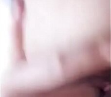 小妹怕日手遮阴