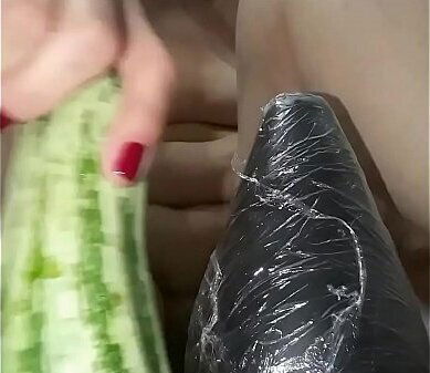 vadia n&atilde_o contenta s&oacute_ borrachas, adora arrebentar rabo numa abobrinha grande grossa at&eacute_ ficar borda frouxa