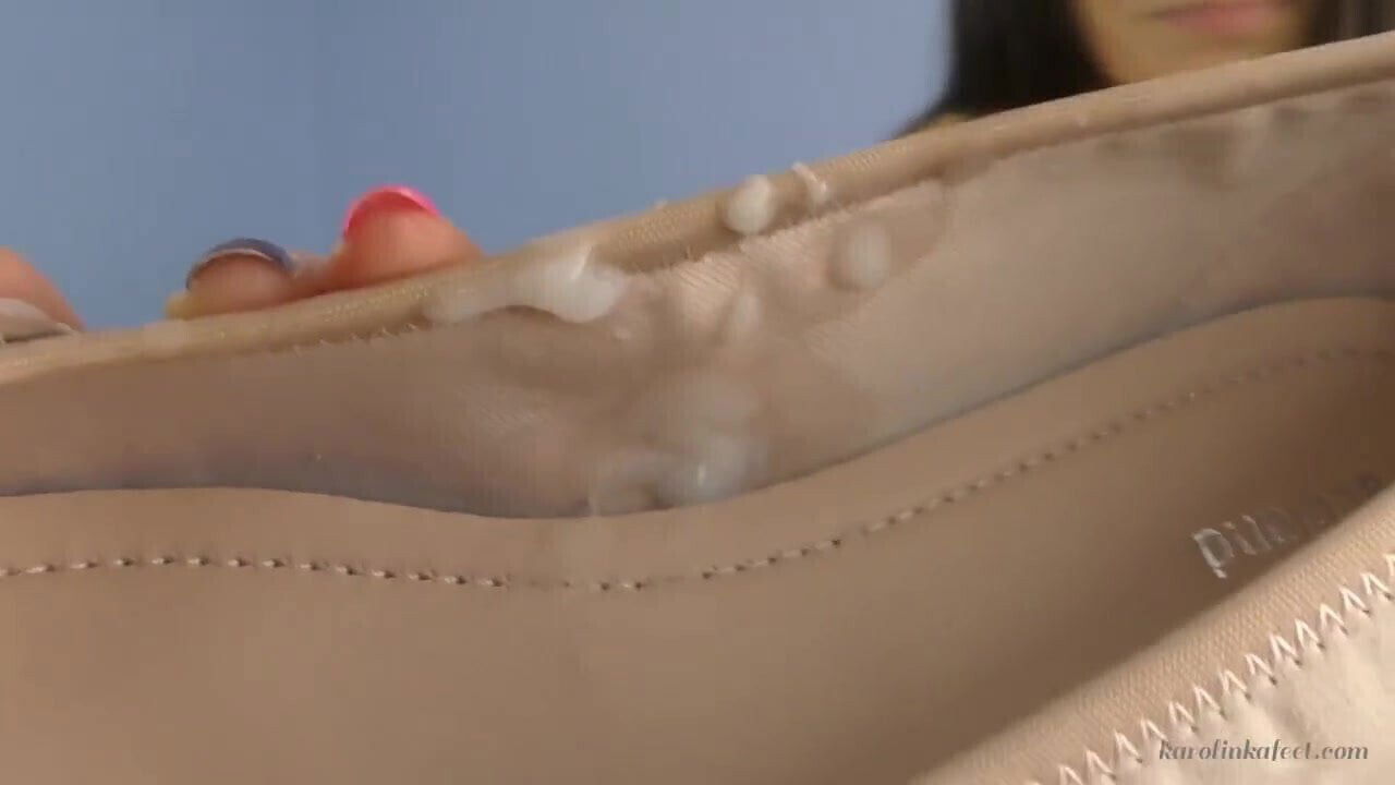 Pantyhose sniffing handjob