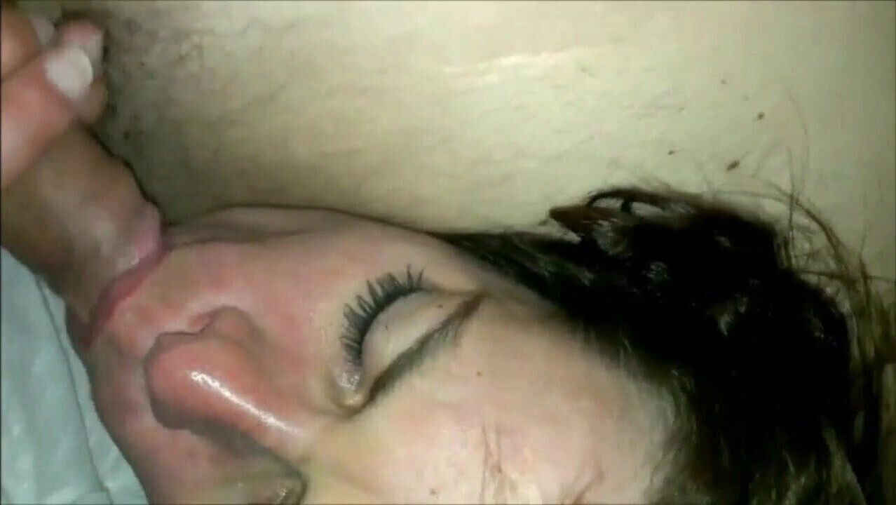 suce doucement pour qu'il vide dans bouche