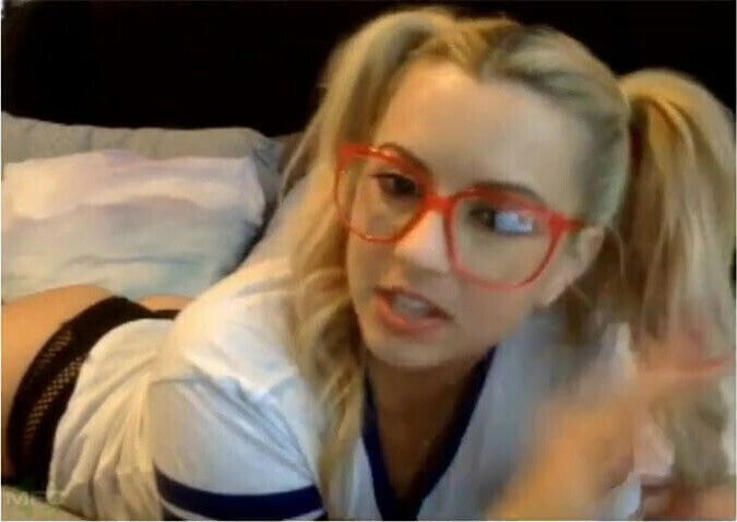 Lexi Belle chats Webcam