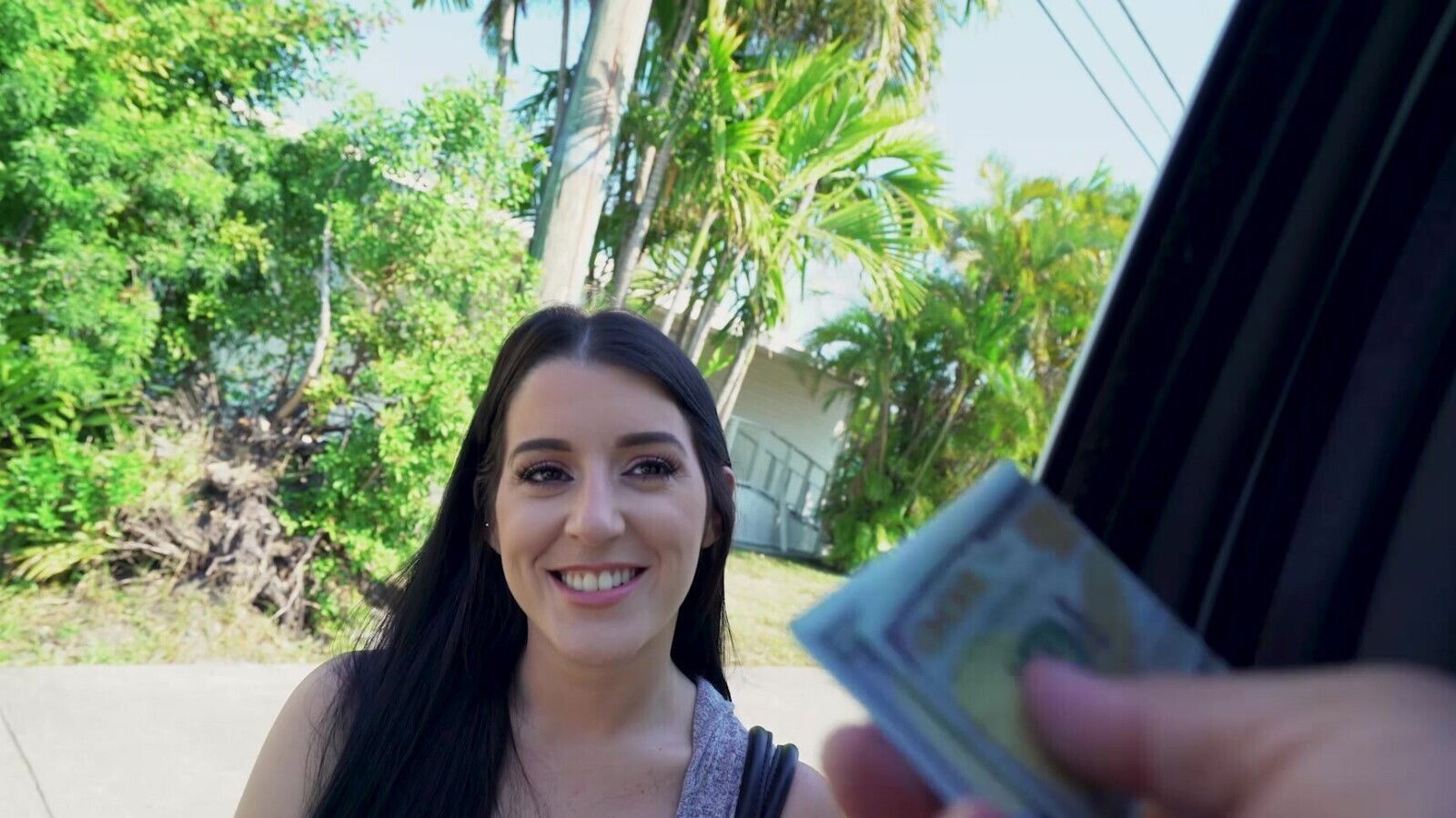 Show Jessica Jewelz some cash, down pound