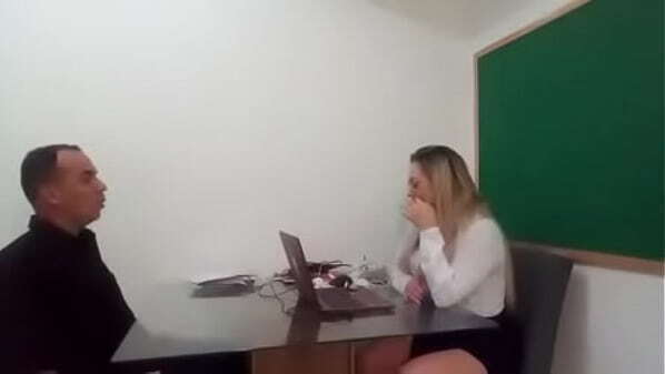 Professor Substituto Hist&oacute_ria visitando sala Diretora