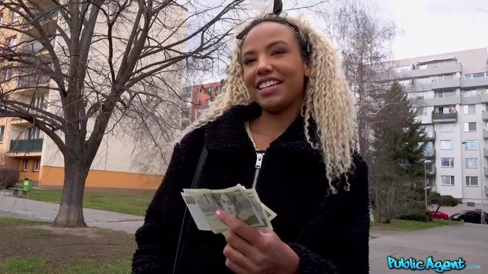 Dark-skinned teen gives cocoa pussy some cash