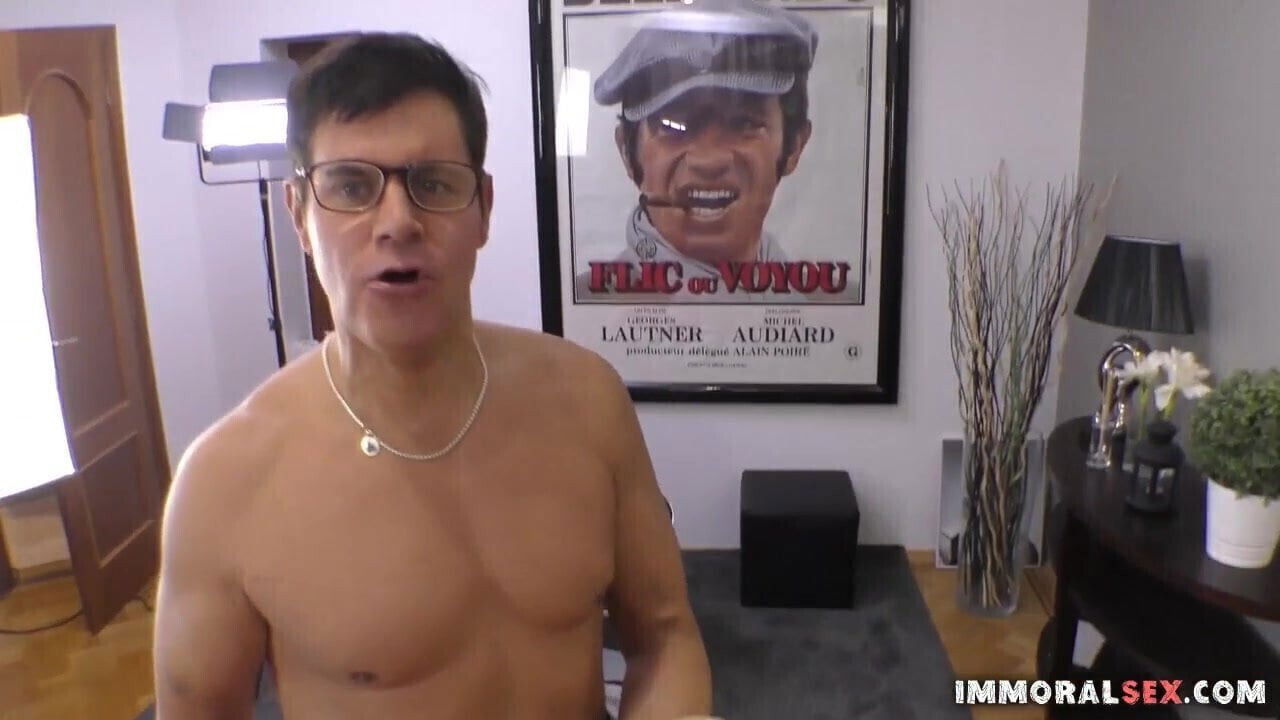 Slut gets pussy eaten live