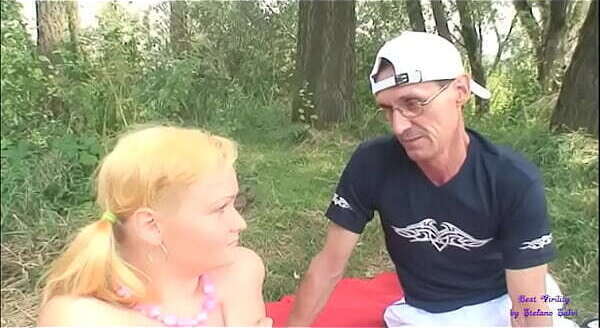 Va al lago a prendere il sole, arriva un vecchio porco e arrapato che se la scopa