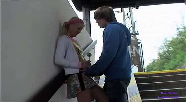 Accompagna giovane cugina stazione, convince andare casa bella scopata