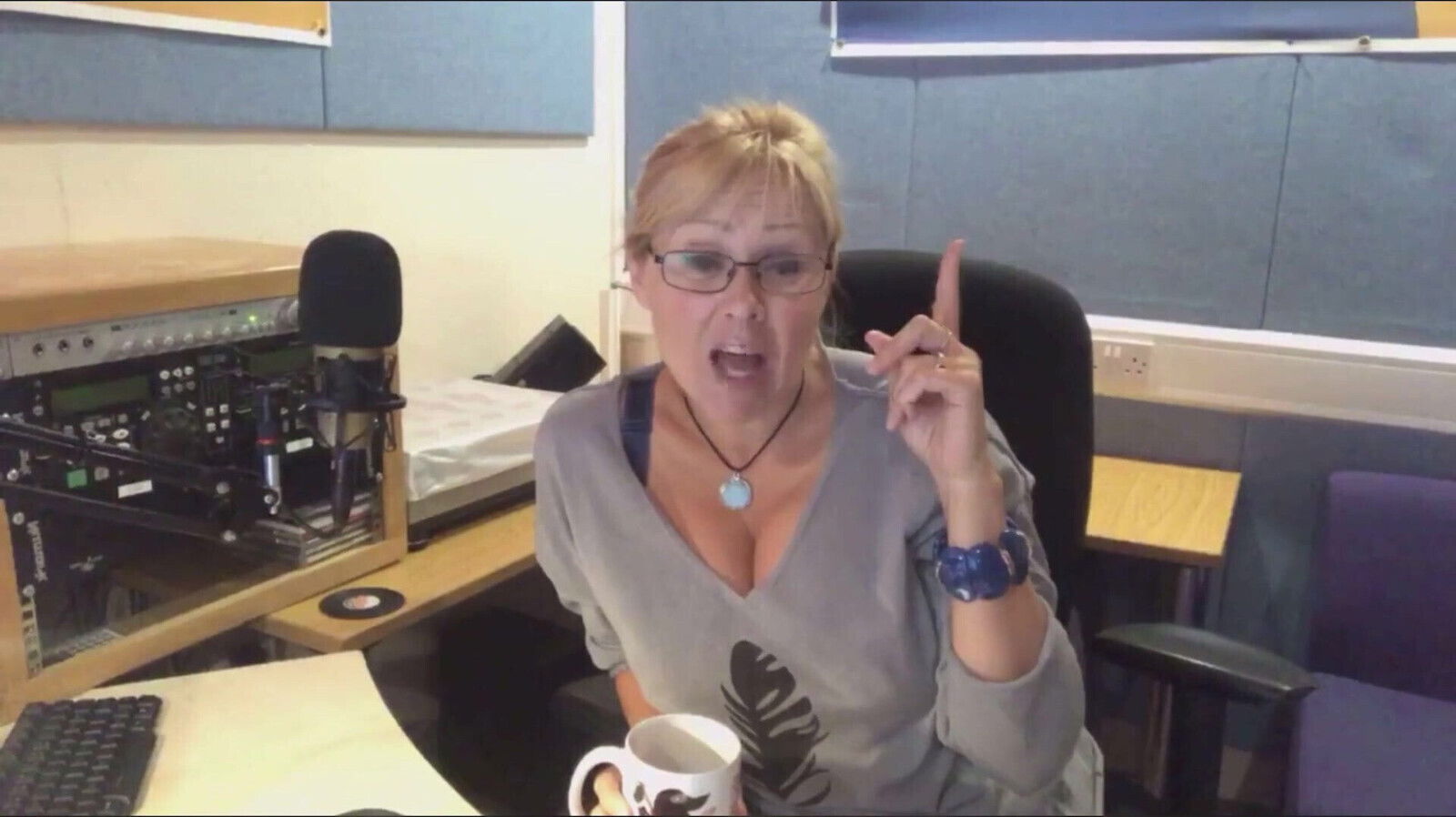 YUMMY BLONDE MILF CLEAVAGE HUGE TITS!